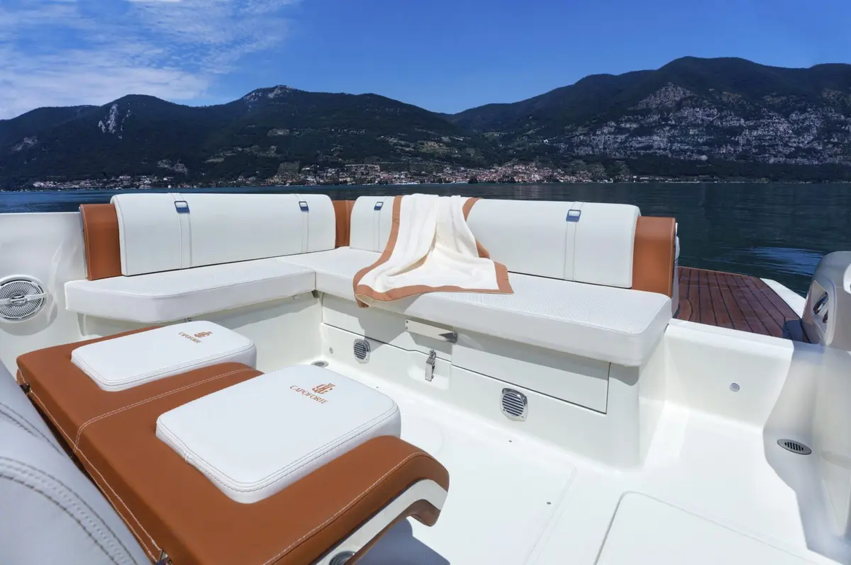 Invictus 280, flybridge — Athens Yachts Rental, Athens